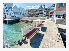 写真:海辺にベンチが写っています