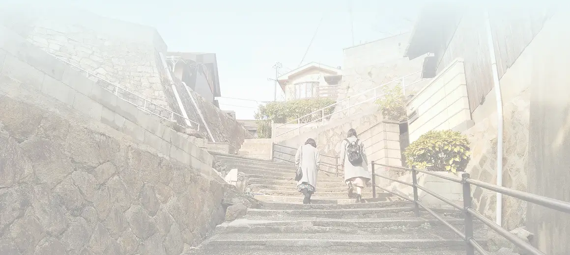 写真:2人の女性が階段を登っています